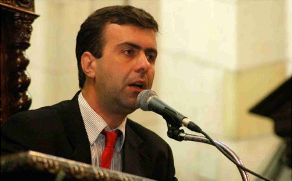 O candidato a prefeito do Rio Marcelo Freixo (PSOL) usou a citação de seu adversário, Marcelo Crivella (PRB), na negociação da delação do ex-diretor de serviços da Petrobras Renato Duque, para questionar o slogan de campanha de rival, que afirma ser "ficha limpa"; "Quem muito insiste em dizer que é ficha limpa, talvez não seja. Se fica dizendo 'sou ficha limpa, sou ficha limpa', talvez seja para convencer a si mesmo", disse Freixo; "Nesta reta final, o carioca está começando a conhecer melhor quem é o Crivella"