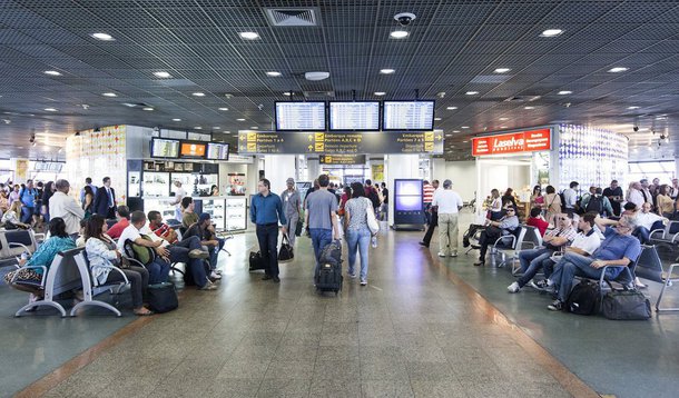 Demanda por voos domésticos caiu 4,4% em setembro na comparação com o mesmo mês de 2014, segundo balanço divulgado nesta quinta-feira, 20, pela Associação Brasileira das Empresas Aéreas (Abear); no acumulado do ano, 65,4 milhões de passageiros voaram de janeiro a setembro, queda de 6,07%, em relação ao mesmo período de 2015; nos voos internacionais, a queda em setembro foi de 4,27%