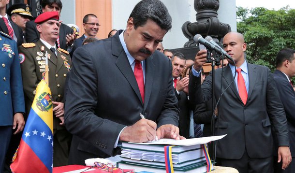 Eleições estaduais da Venezuela irão acontecer em 2017, e não em dezembro, como esperado, informou o conselho eleitoral do país; opositores dizem que as autoridades adiaram as eleições – e que também estão tentando desencaminhar um referendo revogatório do presidente venezuelano, Nicolás Maduro – por estarem com medo de deixar os cidadãos dizerem o que pensam nas urnas