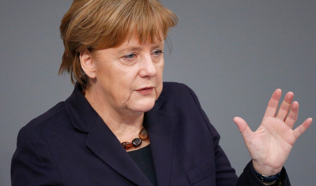 Alemanha espera que o Reino Unido dispare o artigo 50 do tratado de Lisboa da União Europeia para começar o processo formal para deixar o bloco logo que escolher um novo primeiro-ministro, disse a chanceler Angela Merkel; "A decisão (de deixar a União Europeia) foi tomada e o próximo passo é - e os britânicos farão isso apenas quando tiverem um novo primeiro-ministro - convocar o artigo 50", disse; "Eu espero que isso aconteça. Eu lido com a realidade e eu firmemente espero que isso seja feito", completou; primeiro-ministro britânico, David Cameron, renunciou ao cargo e disse que seu sucessor deverá concocar o artigo 50 que lançará dois anos de negociações do divórcio com a UE