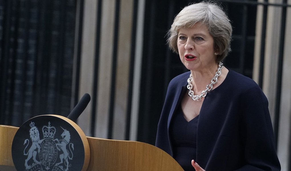 Primeira-ministra britânica, Theresa May, prometeu dar início ao processo formal para deixar a União Europeia (UE) até março de 2017. "Vamos invocar o Artigo 50 do Tratado de Lisboa antes do final de março do próximo ano", disse; Artigo 50 do tratado europeu regula os passos que um país deve dar para sair da UE; "É importante não só para o Reino Unido, mas também para toda a Europa que possamos fazê-lo [sair da UE] da melhor maneira possível, causando a menor perturbação possível", completou