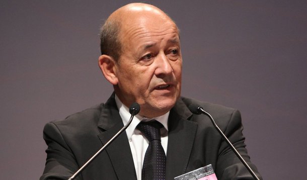 Ministro da Defesa da França, Jean-Yves Le Drian, disse nesta segunda-feira que forças aéreas francesas realizaram ataques aéreos durante a noite contra alvos do Estado Islâmico; ele afirmou a repórteres que a luta contra bases do Estado Islâmico continua