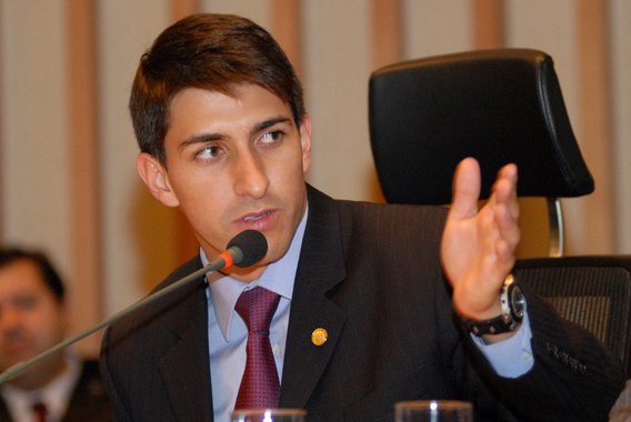 O deputado distrital Cristiano Araújo (PSD) pediu afastamento temporário da CPI da Saúde em andamento na Câmara Legislativa; o parlamentar é um dos citados em áudios gravados pela deputada Liliane Roriz (PTB) como suposto articulador de um esquema de propina em emendas que pagaram dívidas de UTIs, no fim de 2015; segundo um ofício entregue à Câmara, ele diz que o afastamento dele se dá para que a CPI "continue trabalhando com isenção e imparcialidade", ficando afastado "até o esclarecimento dos fatos" que envolveu seu nome