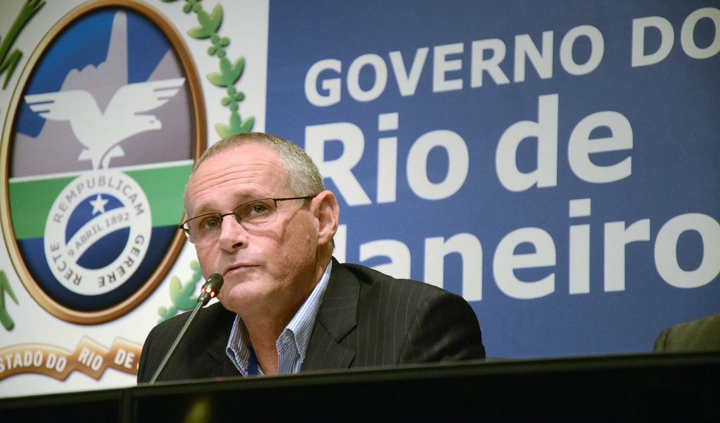 O Secretário de Segurança do Estado do Rio de Janeiro, José Mariano Beltrame, comentou sobre a violência no estado e, ao sugerir que só a polícia não garante a segurança, o titular da pasta chamou de "miopia" e "cegueira imensa" confundir segurança pública com polícia; "O cidadão, que paga os seus impostos, ele quer chegar em casa tranquilo. É um direito de todo mundo. Mas a questão é que segurança pública, ela hoje é confundida com polícia. Isto é uma miopia, uma cegueira imensa, você confundir segurança pública com polícia", disse