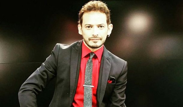 Ex-finalista da versão mexicana da competição musical "The Voice", em 2011,  Alejandro Fuentes morreu no sábado, dois dias após ser baleado na cidade norte-americana de Chicago; ele foi alvejado após se recusar a sair de seu carro durante um assalto a mão armada; era dono de um estúdio e de uma escola na cidade e tinha acabado de sair de uma comemoração de seu aniversário quando foi baleado