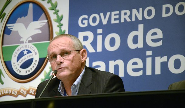 O Secretário de Segurança do Estado do Rio de Janeiro, José Mariano Beltrame, comentou sobre a violência no estado e, ao sugerir que só a polícia não garante a segurança, o titular da pasta chamou de "miopia" e "cegueira imensa" confundir segurança pública com polícia; "O cidadão, que paga os seus impostos, ele quer chegar em casa tranquilo. É um direito de todo mundo. Mas a questão é que segurança pública, ela hoje é confundida com polícia. Isto é uma miopia, uma cegueira imensa, você confundir segurança pública com polícia", disse