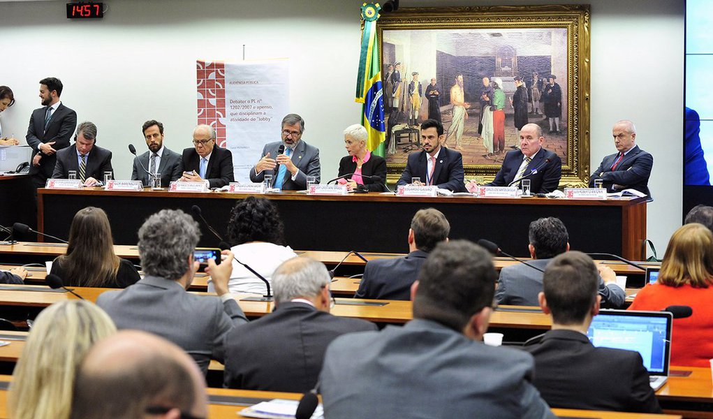 Foi retomada nesta manhã a reunião da Comissão de Constituição e Justiça e de Cidadania para votação do parecer do deputado Ronaldo Fonseca (Pros-DF) sobre recurso do deputado afastado Eduardo Cunha (PMDB-RJ) contra o processo de cassação contra ele no Conselho de Ética; dos 66 integrantes do colegiado, 35 já tem posição aberta contra o recurso; o texto começou a ser discutido ontem, mas a reunião foi encerrada; assista ao vivo