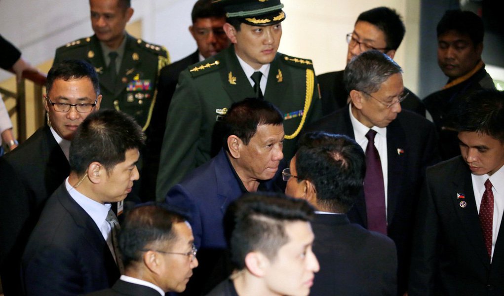Filipinas ficarão livres da presença militar estrangeira nos próximos dois anos, afirmou o presidente Rodrigo Duterte; "Durante os próximos dois anos, o meu país será liberado da presença de tropas estrangeiras. Eu quero que elas saiam", afirmou Duterte; antes, o presidente filipino anunciou que está na hora de seu país se despedir dos EUA, mas depois suavizou sua retórica declarando que as Filipinas não podem romper as relações com os americanos, mesmo precisando de "se desligar da política externa" norte-americana; apoximação do país com a China tem elevado a tensão na região