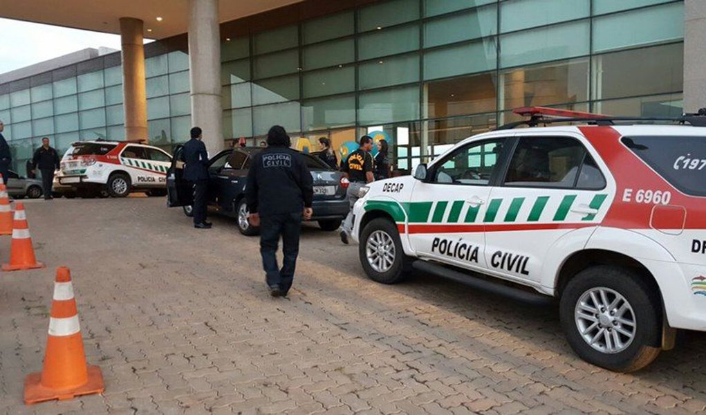 Com o fim do sigilo da Operação Drácon autorizado pelo TJ-DF, deputados da Câmara Legislativa do Distrito Federal investigados por supostamente integrar um esquema de pagamento de propina desistiram das ações em curso no STF e no STJ; os parlamentares pediam o acesso ao inquérito e a depoimentos da operação, que investiga se eles foram beneficiados com pagamentos irregulares; segundo o MP, que ainda não acusou formalmente nenhum suspeito, as denúncias serão apresentadas somente após análise do material apreendido - computadores, HDs e documentos colhidos na Câmara Legislativa