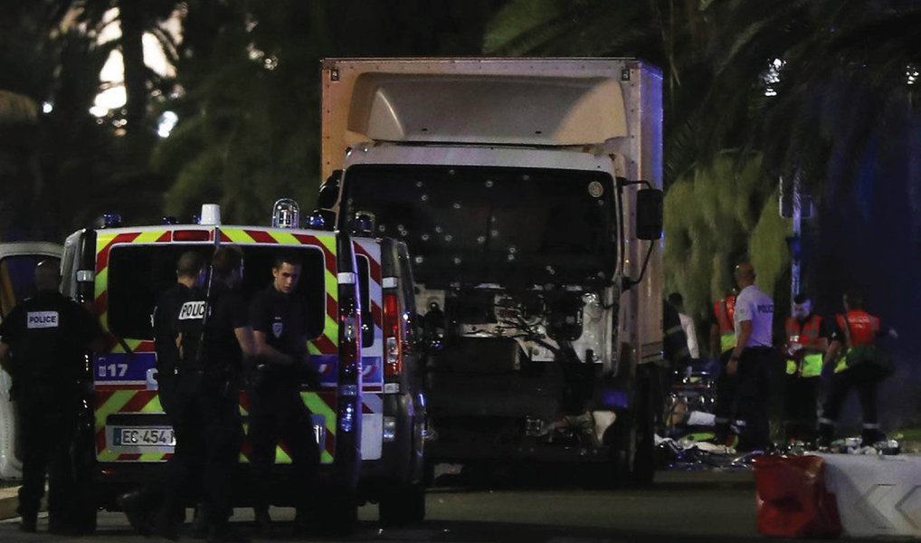 Um primo do franco-tunisiano Mohamed Lahouaiej Bouhlel, autor do atentado que deixou pelo menos 84 mortos, em Nice, no Sul da França, disse à polícia francesa que ele não era muçulmano e costumava usar drogas; "Bouhlel não era religioso. Ele não ia à mesquita, não orava, não se resguardava no Ramadã. Ele tomava bebidas alcoólicas, comia porco e usava drogas. Tudo isso é proibido pelo Islã. Ele não era um muçulmano", disse Walid Hamou; Mohamed Bouhlel se passou por um vendedor de sorvete para enganar policiais e ficar no Passeio dos Ingleses, via onde atropelou as vítimas