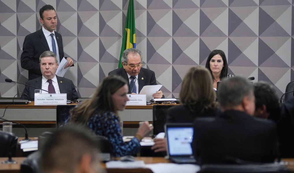 O presidente da Comissão Processante do Impeachment, senador Raimundo Lira (PMDB-PB), anunciou nesta quinta (16) a substituição do consultor legislativo Diego Prandino Alves pelo também consultor João Henrique Pederiva na coordenação da perícia dos documentos e relatórios do Tribunal de Contas da União (TCU) que embasam o processo contra a presidente Dilma Rousseff; Alves perdeu o cargo de coordenador depois que senadores que apoiam Dilma questionaram a isenção dele com base em postagens no Facebook nas quais o consultor legislativo fez críticas ao governo petista