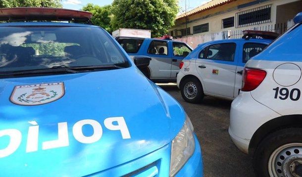 A Justiça do Rio proibiu por meio de liminar, concedida a pedido do MP-RJ, que o estado utilize parte do efetivo do 20° Batalhão de Polícia Militar, sediado em Mesquita, na Baixada Fluminense, e que retire equipamento, armamento e viaturas da unidade policial para reforçar a segurança da Olimpíada Rio 2016 na cidade do Rio; segundo o MP, os municípios da Baixada Fluminense sofrem com o aumento da criminalidade em razão de movimentos migratórios de criminosos, e que, como consequência, a redução do efetivo policial na área pode provocar prejuízo material e incremento de vítimas em Nova Iguaçu, Mesquita e Nilópolis