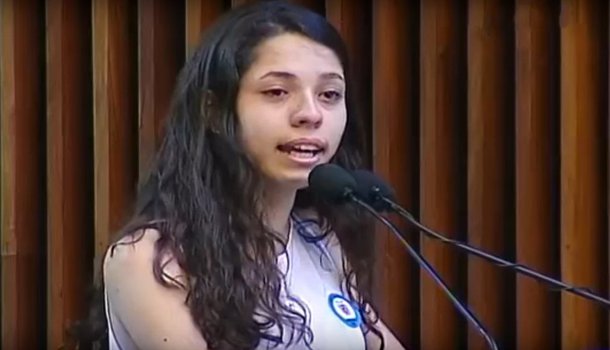 Em discurso na Assembleia Legislativa do Paraná, a aluna Ana Júlia defende, emocionada, o movimento de ocupações em mais de mil escolas em todo o Brasil, sendo cerca de 800 apenas em seu Estado, e diz que os estudantes se sentem ofendidos quando são chamados de "doutrinados", como vem fazendo o governo do Paraná e integrantes da base governista; "Nós não estamos lá de brincadeira. Nós sabemos pelo que nós estamos lutando. Nossa bandeira é a educação. Nossa única bandeira é a educação"; assista