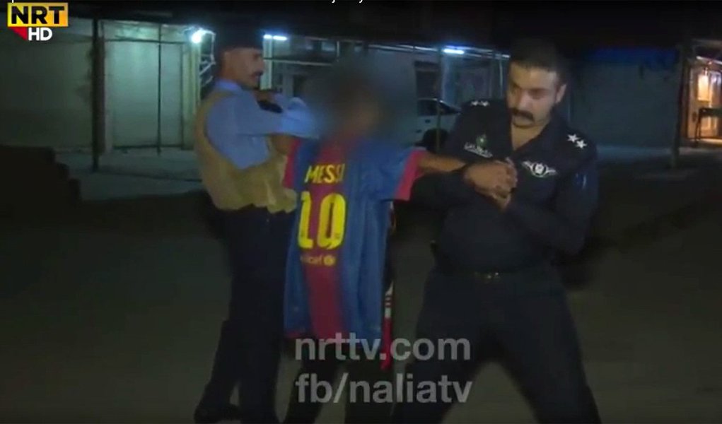 Após um menino de 12 anos se explodir em uma festa de casamento e matar, ao menos, 54 pessoas na Turquia, outro adolescente da mesma idade foi impedido de realizar um ataque; vestido com a camisa do ídolo argentino Lionel Messi, o menino foi impedido de realizar a ação na noite de ontem (21), em Kirkuk, a capital do Curdistão iraquiano; rapaz, que não teve a identidade divulgada, estava com um cinto de explosivos por baixo da camiseta e chorava muito ao ser parado por soldados, que desativaram o cinto; ele teria sido recrutado pelo Estado Islâmico