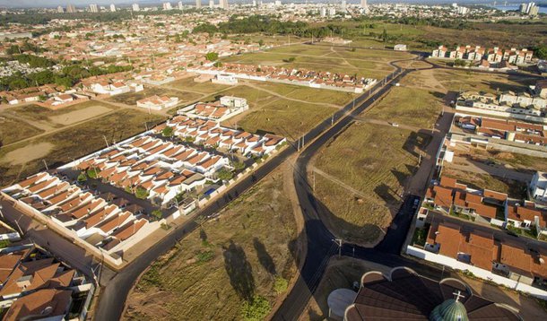 As Regiões Tocantina e Sul já receberam mais de 120 quilômetros (km) de pavimentação urbana, desde o início da gestão Flávio Dino, em 2015. O investimento do governo estadual é de R$ 45 milhões e contemplou Imperatriz, Carolina, Porto Franco, Amarante, Açailândia, Davinópolis, Grajaú, Balsas e Barra do Corda; são aproximadamente 525.880 habitantes beneficiados com a melhoria da mobilidade urbana. O ‘Mais Asfalto’ já alcançou 131 cidades em todo o Maranhão; com investimentos de R$ 100 milhões, o que representa cerca de 1000 km de pavimentação asfáltica