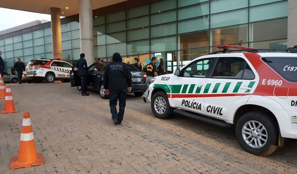 Com o fim do sigilo da Operação Drácon autorizado pelo TJ-DF, deputados da Câmara Legislativa do Distrito Federal investigados por supostamente integrar um esquema de pagamento de propina desistiram das ações em curso no STF e no STJ; os parlamentares pediam o acesso ao inquérito e a depoimentos da operação, que investiga se eles foram beneficiados com pagamentos irregulares; segundo o MP, que ainda não acusou formalmente nenhum suspeito, as denúncias serão apresentadas somente após análise do material apreendido - computadores, HDs e documentos colhidos na Câmara Legislativa