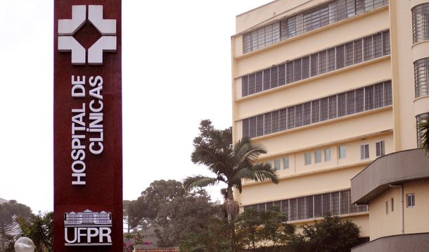 Funcionários do Hospital de Clínicas (HC) contratados pela Fundação da Universidade Federal do Paraná (Funpar) decidiram entrar em greve por tempo indeterminado; eles pedem aumento de 20,16% e rejeitam o último reajuste salarial de 5,2% apresentado pela universidade; o HC é o maior hospital público do Paraná e atende, anualmente, mais de 1 milhão de pessoas, e recebe aproximadamente R$ 8 milhões por mês; entretanto, precisa de mais R$ 3,8 milhões para não fechar as contas no vermelho; a defasagem de leitos em virtude da falta de recursos chega a 40%