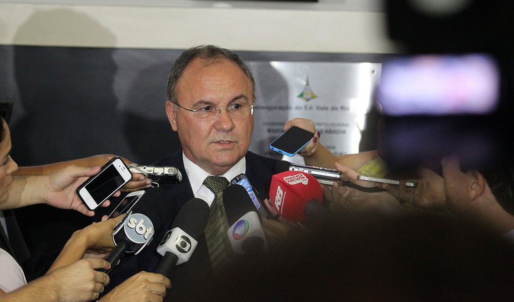 Os gastos do governo de Brasília com o pagamento de pessoal atingiram 47,49% da receita corrente líquida do Distrito Federal nos últimos 12 meses, terminados em agosto; o dado significa um aumento de 0,41 ponto percentual em relação ao apresentado no quadrimestre passado, mesmo com o trabalho do Executivo para aumentar a receita; a despesa segue acima do limite prudencial estipulado pela LRF, que é de 46,55%; a informação está no relatório de gestão fiscal do segundo quadrimestre de 2016 apresentado na Secretaria de Fazenda; com esforços para conter os gastos, o governo se manteve abaixo do limite máximo (49%).