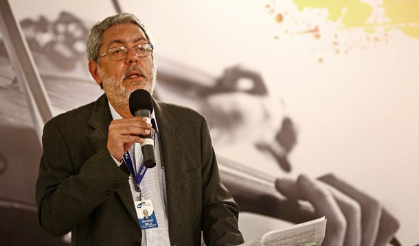 A Advocacia-Geral da União (AGU) entrou com novo recurso contra mandado de segurança impetrado pelo atual presidente da Empresa Brasil de Comunicação (EBC), Ricardo Melo, no Supremo Tribunal Federal (STF); para o órgão, a medida que permitiu o retorno de Melo ao cargo é uma “gravíssima interferência” nas atribuições privativas do presidente da República, ao ferir a Constituição; em decisão liminar no início deste mês, o ministro Dias Toffoli entendeu que a exoneração do jornalista feria a lei de criação da EBC