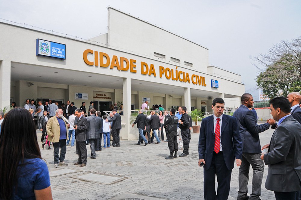 A Polícia Civil informou que guardas municipais conduziram 92 pessoas à Delegacia de Roubos e Furtos (DRF), na Cidade da Polícia, unidade hoje responsável pela apreciação de ocorrências envolvendo multidões; de acordo com a unidade, foram levados 78 adolescentes, quatro crianças e 10 maiores de idade; segundo guardas municipais e PMs, as pessoas teriam feito "furtos em sequência" na Avenida Nossa Senhora de Copacabana, uma das vias mais importante do bairro