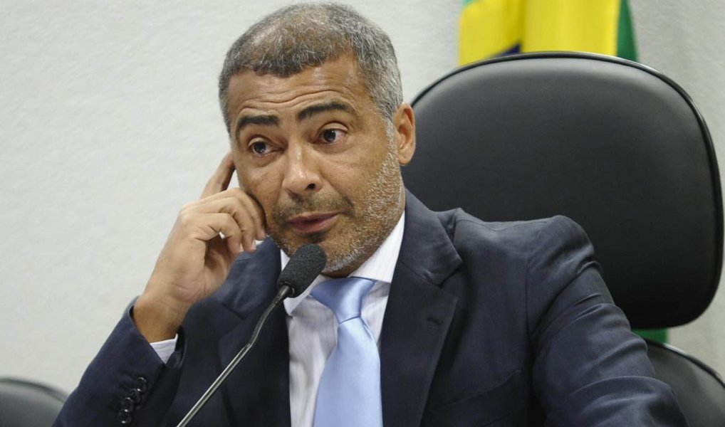  A Procuradoria-Geral da República pediu ao Supremo Tribunal Federal para investigar o senador Romário (PSB-RJ) pela suspeita de receber caixa dois de campanha na eleição de 2014; a suspeita é que a Odebrecht deu R$ 100 mil ao senador; o indício surgiu a partir de mensagens de celular trocadas entre Marcelo Odebrecht e seu subordinado Benedicto Barbosa da Silva Júnior, logo após a eleição de 2014; as conversas foram apreendidas pela Polícia Federal na fase da Operação Lava Jato que prendeu Marcelo Odebrecht; o caso de Romário foi tipificado como dois crimes a ser investigados: corrupção e lavagem de dinheiro; ele nega