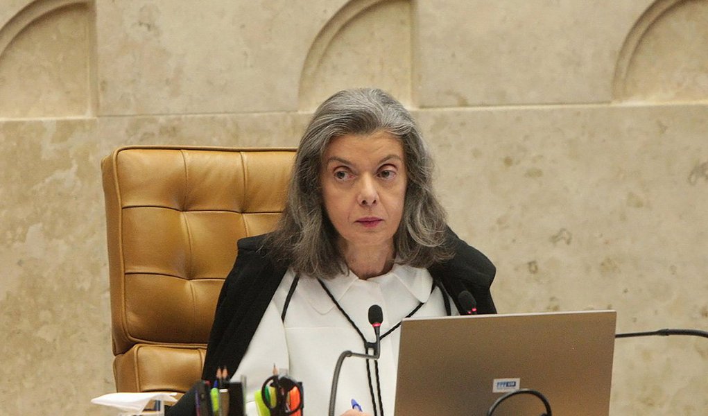 A ministra-presidente do STF Cármen Lúcia suspendeu o andamento do pedido de reclamação feito pela Federação das Associações e Sindicatos dos Servidores do Estado (Fasp); em julho, o ministro Ricardo Lewandowski ordenou, em caráter liminar, que o estado do Rio de Janeiro quitasse a folha de pagamento dos servidores públicos até o 3º dia útil do mês seguinte ao trabalho; mas, com a decisão de ministra, os salários de outubro dos mais de 460 mil servidores aposentados, entre ativos, aposentados e pensionistas, poderão ser pagos até o dia 16 de novembro, 10º dia útil do mês
 