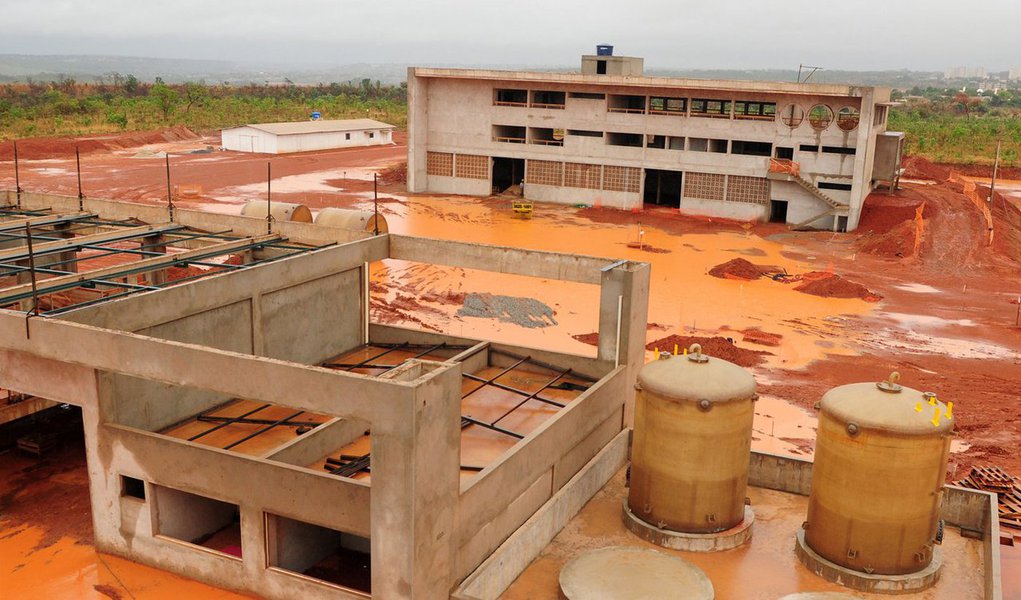 A expetativa é que as obras das estações de captação e de tratamento de água do Sistema Produtor Corumbá 4 estejam prontas em 2017, e que em 2018 o reservatório abasteça 1,3 milhão de pessoas em residências do Distrito Federal e de Goiás; com o novo sistema, o abastecimento de água em Brasília estará reforçado inclusive durante o período de seca; o reservatório terá capacidade para tratar 2,8 metros cúbicos de água por segundo; o empreendimento é uma parceria da Companhia de Saneamento Ambiental do Distrito Federal (Caesb) com a Saneamento de Goiás (Saneago)