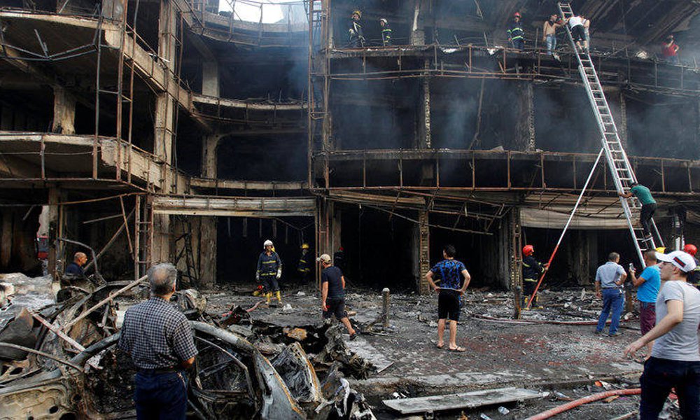 Cinco explosões em Bagdá e em seu entorno mataram ao menos 12 pessoas neste sábado e feriram outras 27, disseram fontes policiais e médicas; nenhum grupo assumiu imediatamente a responsabilidade pelos ataques, mas o Estado Islâmico costuma alvejar áreas civis e forças de segurança na capital iraquiana