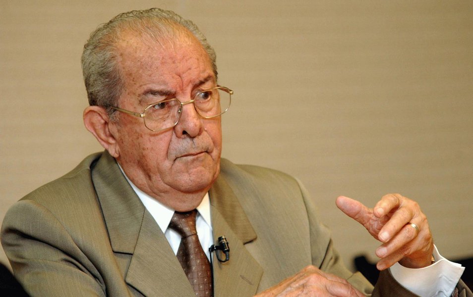 O presidente do Senado, Renan Calheiros, decretou luto oficial de três dias pela morte do ex-senador Jarbas Passarinho, ocorrida neste domingo (5). Renan também deverá marcar uma sessão de homenagem ao político; por ser coronel da reserva do Exército, Passarinho foi sepultado com honras militares, na Ala dos Pioneiros do Cemitério Campo da Esperança, em Brasília; houve salva de tiros de canhão e de fuzil