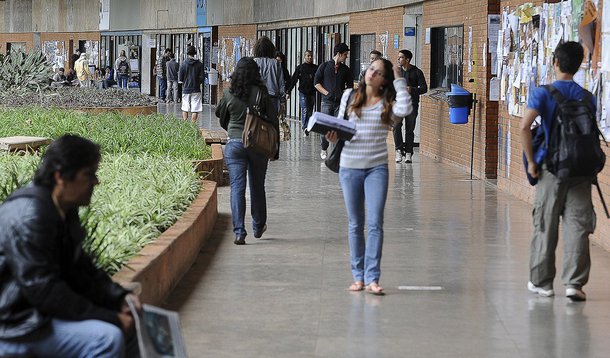A Universidade de Brasília (UnB) é considerada a quarta melhor universidade brasileira, de acordo com um ranking da Quacquarelli Symonds, empresa britânica que publica lista classificando as principais instituições do mundo; a UnB também é considerada a nona melhor universidade da América Latina (AL); no ano passado, era a décima; o ranking é calculado usando critérios como reputação acadêmica, reconhecimento no mercado de trabalho, volume de trabalhos acadêmicos publicados, relação entre número de funcionários e alunos em dedicação exclusiva e citações por trabalho acadêmico