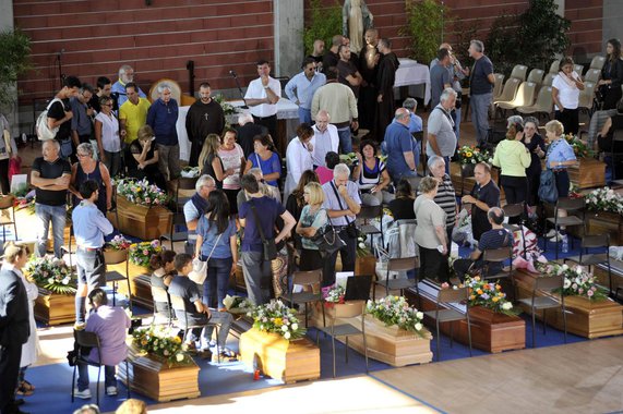 Número de vítimas já chegou a 291, a maior parte em Amatrice, cidade mais isolada pelos danos nas vias e na ponte de acesso; são 2.100 os desabrigados; nesta tarde, três corpos foram retirados dos escombros do Hotel Roma; depois de visitar algumas das áreas atingidas, o presidente da República, Sergio Mattarella, dirigiu-se a Ascoli para os funerais de Estado das vítimas na Região das Marcas, dos quais tomou parte também o primeiro-ministro Matteo Renzi; na próxima terça-feira (30), será realizado um rito fúnebre em Amatrice
 