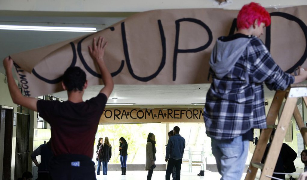 Apesar do prazo dado pelo MEC de desocupar as escolas até o dia 31 para a realização do Enem, os estudantes do Paraná reuniram-se em assembleia e decidiram que a decisão pela desocupação cabe a cada escola; os estudantes que participam do movimento Ocupa Paraná reuniram-se em assembleia em Curitiba; em comunicado, informam que não há orientação para desocupação, mas que o grupo de representantes das escolas deixou claro que os estudantes não deixarão as escolas sem a garantia do atendimento das reivindicações