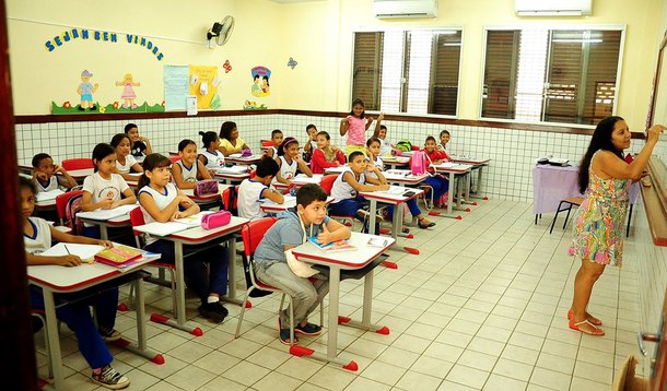 Com um investimento superior a R$ 90 milhões do governo do Maranhãom mais de 60 escolas da rede estadual de ensino estão sendo reformadas em todas as regiões do estado; mais de 40 mil alunos em 36 municípios serão beneficiados; aproximadamente 19 mil estudantes do Sistema Estadual de Ensino serão contemplados com as reformas das escolas que serão entregues pelo governador Flávio Dino e secretários de Estado, nesta sexta-feira (3) e sábado (4), em uma ampla ação distribuída em 16 municípios maranhenses