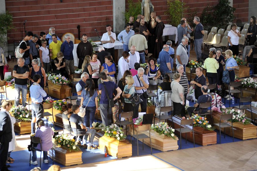 Número de vítimas já chegou a 291, a maior parte em Amatrice, cidade mais isolada pelos danos nas vias e na ponte de acesso; são 2.100 os desabrigados; nesta tarde, três corpos foram retirados dos escombros do Hotel Roma; depois de visitar algumas das áreas atingidas, o presidente da República, Sergio Mattarella, dirigiu-se a Ascoli para os funerais de Estado das vítimas na Região das Marcas, dos quais tomou parte também o primeiro-ministro Matteo Renzi; na próxima terça-feira (30), será realizado um rito fúnebre em Amatrice
 