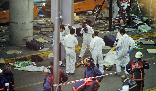 Os homens identificados são Rakim Bulgarov e Vadim Osmanov, sendo que o nome deste último já havia circulado ontem pelos jornais turcos como a pessoa que, um mês antes do ataque ao aeroporto de Ataturk, em Istambul, tinha alugado um apartamento no bairro histórico de Fatih para ser usado como centro de comando dos terroristas