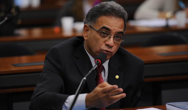 O deputado Ronaldo Fonseca (PROS-DF) negou nesta sexta (8) o aditamento apresentado por Eduardo Cunha (PMDB-RJ) que pede que a tramitação de seu processo de cassação no Conselho de Ética seja revisto, com o argumento que, com sua renúncia, anunciada nessa quinta (7), cessou a motivação do conselho para pedir a cassação do mandato de Cunha; Fonseca disse que nem chegou a conhecer o aditamento de Cunha por não apresentar nenhuma norma do Regimento Interno, da Constituição ou do Conselho de Ética que tenha sido descumprida