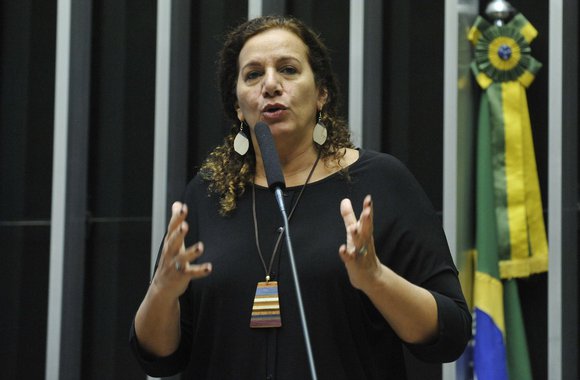 Deputada Jandira Feghali (PCdoB-RJ) justificou aos eleitores, em um vídeo publicado no Facebook, o motivo de sua ausência no plenário da Câmara nesta madrugada, quando seria escolhido o novo presidente da Casa em segundo turno; "Numa Câmara de uma composição profundamente complexa e adversa a todos nós e à esquerda brasileira, lamentavelmente foram para o segundo turno dois candidatos, Rodrigo Rosso e Rodrigo Maia, que foram também responsáveis pelo golpe, por esse processo que o Brasil vive hoje"