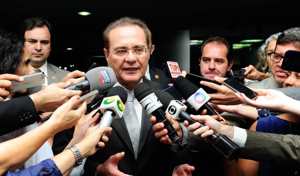 "O inusitado é que estão chegando outros pedidos. Do ponto de vista do Senado, que não faz parte da crise, o Senado é a solução para a crise, vamos ter total responsabilidade com isso e não vamos desbordar de nosso papel constitucional", afirmou o presidente do Senado, Renan Calheiros (PMDB-RJ), sobre o fato de um novo pedido de afastamento do procurador-geral da República ter sido protocolado no Senado ontem à noite; ao todo, já são dez os pedidos de afastamento; quatro foram arquivados 