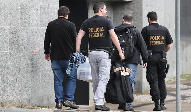 Custou mas foi rompido o dique de proteção ao PSDB empilhado em Curitiba. Enquanto o alienado presidente interino Michel Temer resolve pagar para ver, mantendo conhecidos mandriões nos ministérios, a bocarra da Lava Jato deglute o chão das instituições