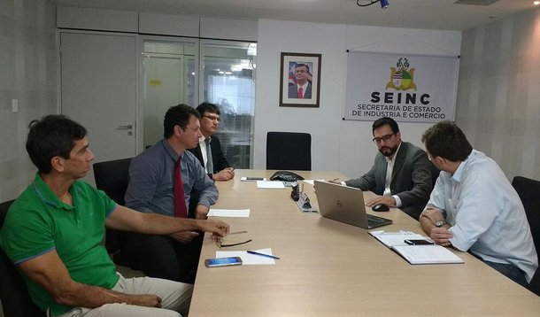 O governo do Maranhão assinará, nos próximos dias,  um termo de compromisso com a empresa Luna Gold, proprietária da mineradora Aurizona; a celebração do acordo visa investimentos do grupo canadense no Estado na ordem de R$ 120 milhões; o valor será destinado à retomada da produção no município de Godofredo Viana; a empresa, que anteriormente havia anunciado a suspensão das operações, atualmente está realizando estudos de engenharia na região e garante que pretende iniciar as obras na mina, ainda este ano; a previsão, segundo o presidente da Luna Gold, Marc Leduc, é que as operações comecem em 2018; com a retomada das atividades no Maranhão, serão gerados aproximadamente 500 empregos diretos