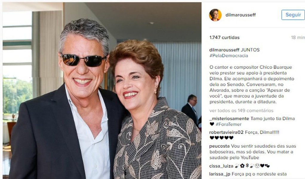Presidente eleita Dilma Rousseff encontrou-se na manhã desta segunda-feira com o cantor e compositor Chico Buarque, que foi prestar apoio a ela e manifestar sua posição contra o golpe; durante o encontro, os dois conversaram sobre a música "Apesar de Você", "que marcou a juventude da presidenta, durante a ditadura", conforme diz publicação de Dilma no Instagram