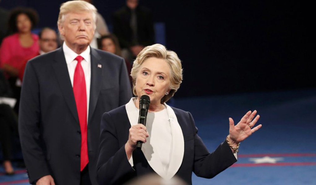 Segundo pesquisa da CNN, 57% dos entrevistados disseram que a candidata democrata a presidente dos Estados Unidos Hillary Clinton venceu o debate desse domingo, 9, em oposição a 34% para o republicano Donald Trump; embora tenha perdido o debate, os entrevistados disseram que Trump superou as expectativas; debate foi marcado por tensão e troca de hostilidades