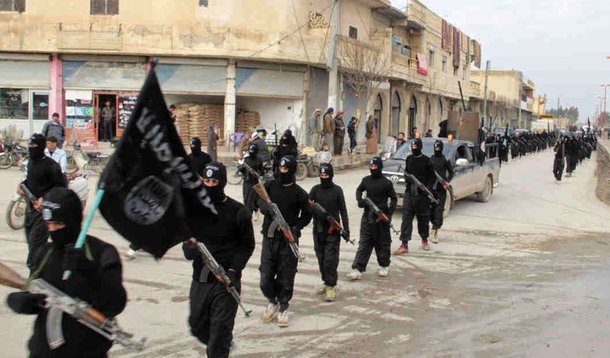 Estado Islâmico desbaratou um plano de rebelião em Mosul, último grande bastião do Estado Islâmico no Iraque, liderado por um dos comandantes do grupo que pretendia mudar de lado e ajudar a entregar a capital iraquiana do califado a forças do governo; 58 amotinados foram mortos afogados e que seus corpos foram enterrados em uma vala coletiva em um descampado nos arredores da cidade; rebeldes tentavam minar a defesa que o Estado Islâmico prepara para Mosul diante da batalha iminente, que deve ser a maior no Iraque desde a invasão de 2003 liderada pelos Estados Unidos