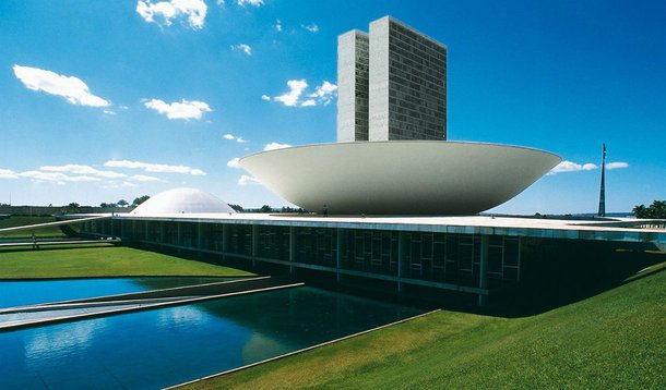 Plenário da Câmara dos Deputados aprovou no início da madrugada desta quarta-feira (15) projeto de lei de responsabilidade das estatais, classificado pelos partidos de oposição como o ponto de partida para a privatização dessas empresas; o texto altera de 25 a 20% a determinação de que membros do conselho de administração das estatais sejam independentes, que não tenham vínculo com a empresa ou com a sociedade de economia mista 