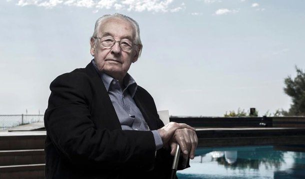 Diretor de cinema Andrzej Wajda, conhecido principalmente por retratar a luta por democracia na Polônia durante meio século de governo comunista, morreu aos 90 anos de idade; Wajda conquistou aclamação internacional por "Homem de Ferro" (1981), que conta a história do movimento anticomunista Solidariedade, e por seu antecessor subversivo, "Homem de Mármore" (1977); em 2000, ele recebeu um Oscar honorário em reconhecimento às suas cinco décadas de trabalho, tornando-se o primeiro diretor do leste europeu a ser homenageado com essa honrari