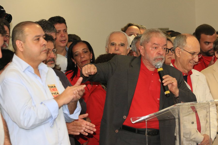 O ex-presidente é alvo prioritário porque mobiliza as massas; ele deveria perceber que não é mais possível buscar a conciliação com a elite