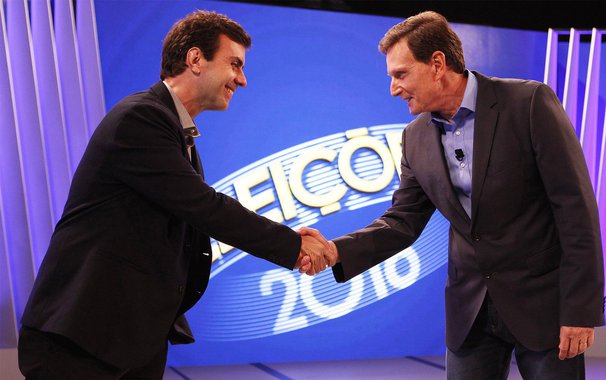 Os candidatos Marcelo Freixo (PSOL) e Marcelo Crivella (PRB), que disputam a prefeitura do Rio de Janeiro neste domingo 30, alternaram momentos tensos, acusações e perguntas irônicas no debate da TV Globo nesta sexta; Freixo acusou o adversário de tratar as mulheres como submissas aos homens e rebateu a afirmação do senador, que disse que a Universal não tem qualquer projeto político; o candidato do PSOL lembrou que quase todos os membros do PRB são bispos da igreja; no geral, Crivella se esquivou das provocações e dos temas polêmicos