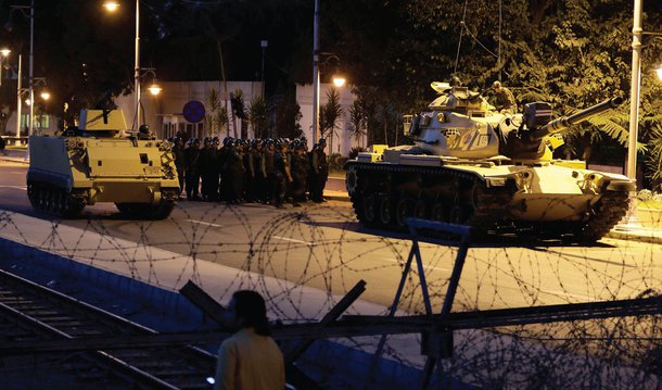 Tanques abriram fogo em torno do edifício do Parlamento na capital turca Ancara, depois de militares terem dito que tomaram o controle do governo em um golpe; já um bombardeio aéreo contra o prédio do Parlamento da Turquia, em Ancara, deixou vários feridos
