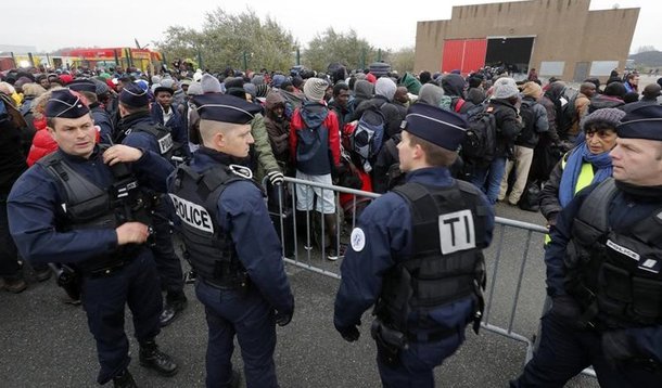 Começou no início da manhã desta segunda-feira, 24, a evacuação total da "Selva de Calais", um dos maiores campos de imigrantes da França e da Europa, onde vivem há 18 meses entre 6,4 mil e 8,3 mil pessoas; cerca de 500 pessoas já foram encaminhadas ao hangar, para embarcar nos ônibus que se dirigem aos centros de Acolhimento e Orientação; cada imigrante que decidir deixar Calais e pedir asilo formal na França estão sendo propostas duas, entre as 450 opções de centros de acolhimento que podem ser encontrados em todo o território francês