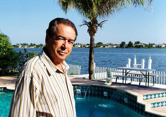 Ele estava internado no Hospital Fort Lauderdale, nos Estados Unidos, para tratar um câncer no pâncreas, diagnosticado há cerca de um mês; o jornalista e apresentador é casado com a também jornalista Leila Cordeiro; os dois moravam na Flórida